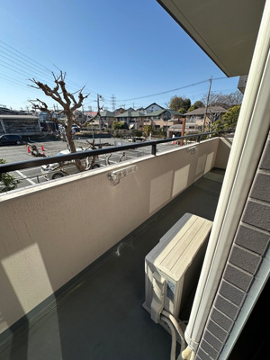 【バルコニー】 | ベルフォーレ新百合ヶ丘 | リビングダイニングキッチンと洋室4帖のお部屋から繋がるバルコニーです！2部屋から出入りできるのでお洗濯物の出し入れに便利♪