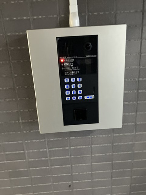 【エントランス】 | ベルフォーレ新百合ヶ丘 | 共用エントランスは不審者の侵入を未然に防ぐオートロック付き！防犯対策充実しています◎