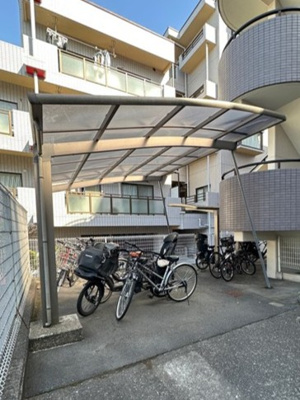 【その他共用部分】 | ベルフォーレ新百合ヶ丘 | 屋根付きの駐輪場で雨が降っても大切な自転車が濡れなくてすみますね♪駅まで自転車もおすすめです！