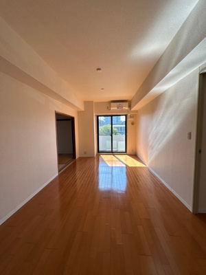 【居間・リビング】 | ベルフォーレ新百合ヶ丘 | 南西向きリビングダイニングキッチン15.2帖☆バルコニーに繋がるお部屋です♪エアコン付きで1年中快適に過ごせますね☆