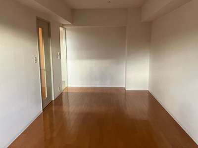 【居間・リビング】 | ベルフォーレ新百合ヶ丘 | 南西向きリビングダイニングキッチン15.2帖☆窓側からの眺めです♪椅子とテーブルを囲んで家族団欒の時間を過ごせます♪