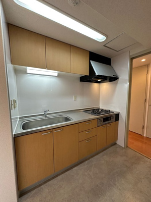 【キッチン】 | ベルフォーレ新百合ヶ丘 | グリル付き3口ガスコンロのシステムキッチンです☆グリルがあるとお料理の幅が広がりますね♪場所を取るお鍋やお皿もたっぷり収納できてお料理がはかどります！