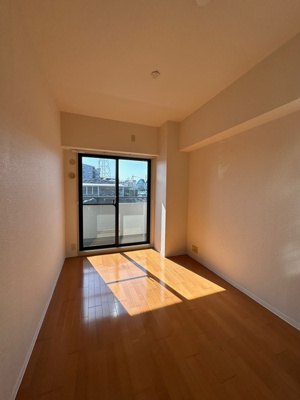 【洋室】 | ベルフォーレ新百合ヶ丘 | 南西向き洋室4帖☆バルコニーに繋がる角部屋です！子供部屋や書斎など多用途に使えそうなお部屋です♪