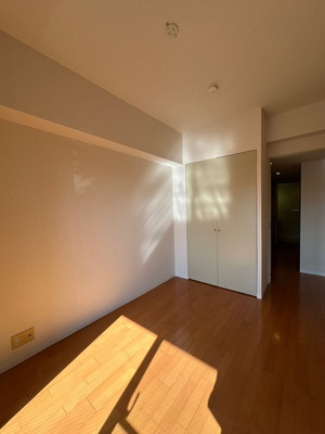 【寝室】 | ベルフォーレ新百合ヶ丘 | 南西向き洋室4帖☆クローゼットがあります♪お洋服がスッキリ収納できて、整理しやすくなりますね☆