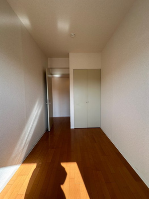 【子供部屋】 | ベルフォーレ新百合ヶ丘 | 南西向き洋室3.9帖☆こちらのお部屋にもクローゼットがあります♪お洋服の多い方もお部屋が片付いて快適に過ごせますね♪