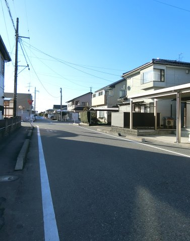 新発田市富塚町2丁目の前面道路含む現地写真
