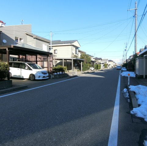 新発田市富塚町2丁目の前面道路含む現地写真