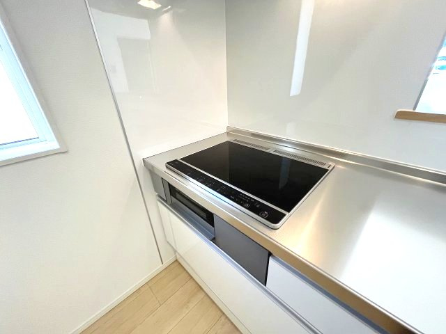 【キッチン】 | 福岡市早良区有田2丁目第7　3号棟（全4棟）【仲介手数料無料・0円】 | 現地写真。IHクッキングヒーター