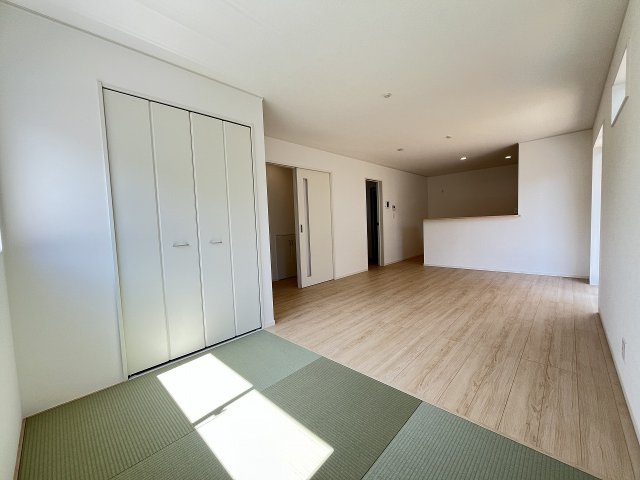 【居間・リビング】 | 福岡市早良区有田2丁目第7　3号棟（全4棟）【仲介手数料無料・0円】 | 現地写真。リビングです。