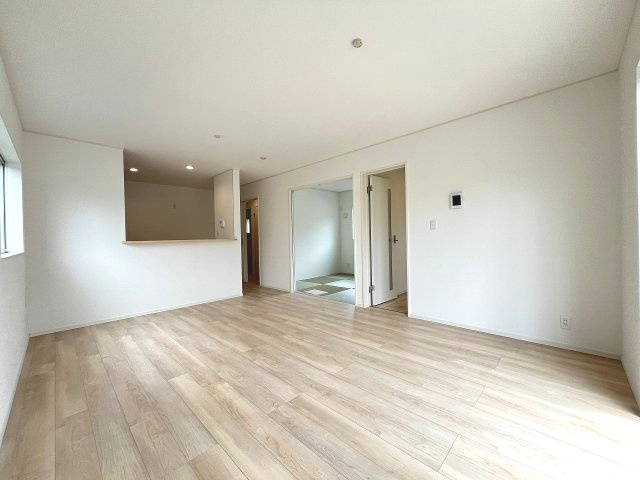 【内装】 | 福岡市早良区有田2丁目第7　3号棟（全4棟）【仲介手数料無料・0円】 | 施工例。リビングです。施工例は完成時と異なる場合があります。