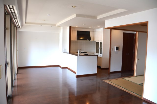 【居間・リビング】 | サーパス新立岩 | 広いリビングで家族が集まってもゆったり空間