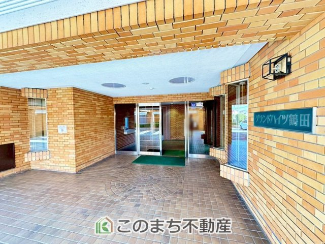 グランドハイツ鶴田のエントランス