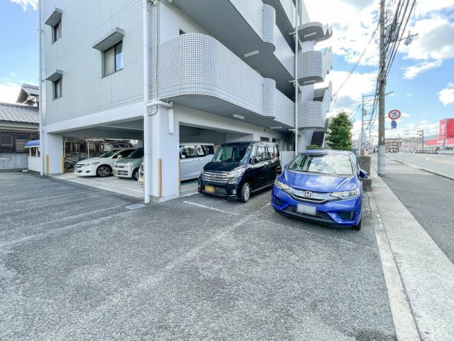 ファミール中野の駐車場