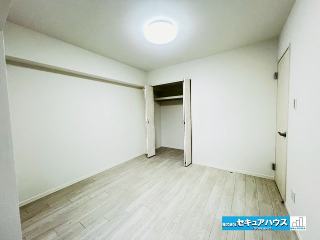 ダイアパレス日進の洋室|【洋室】
◆家族一人ひとりの大切なプライベート空間。趣味に合わせて使って頂けるようシンプルに仕上げてあります。暮らし心地を大きく左右する収納を、適材適所に配置し使い勝手を考慮しました。　