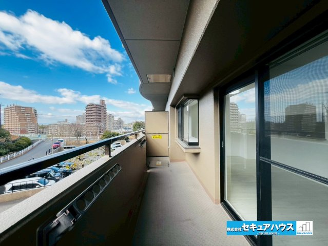 ダイアパレス日進のバルコニー|【バルコニー】
◆見晴らしもよく、太陽の温かな温もりをめいっぱい受け止めてくれます。
太陽の光と爽やかな風を受けたお洗濯物はあっという間に乾き、取りこむ時には太陽の匂いを感じられそうですね。　