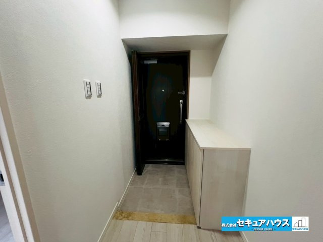 【本日ご案内可能】ダイアパレス日進の玄関|【玄関】
◆オートロック付きで防犯面も安心♪
◆シューズボックス付きのため玄関がスッキリと片付きます。
◆シューズボックス上には写真や、好きな小物を飾ることができます。
◆白基調の爽やかな玄関です。　