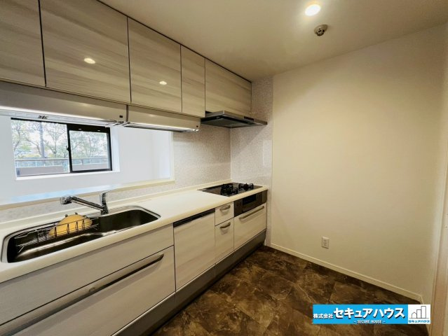 【本日ご案内可能】ダイアパレス日進のキッチン|【キッチン】
◆広々としたキッチンの為家族で並んで料理することができます♪
◆吊戸棚となっているため、収納スペースも豊富です。
◆ワイドシンクの為、洗い物もはかどります。　　　　　　　　　　　　　　　