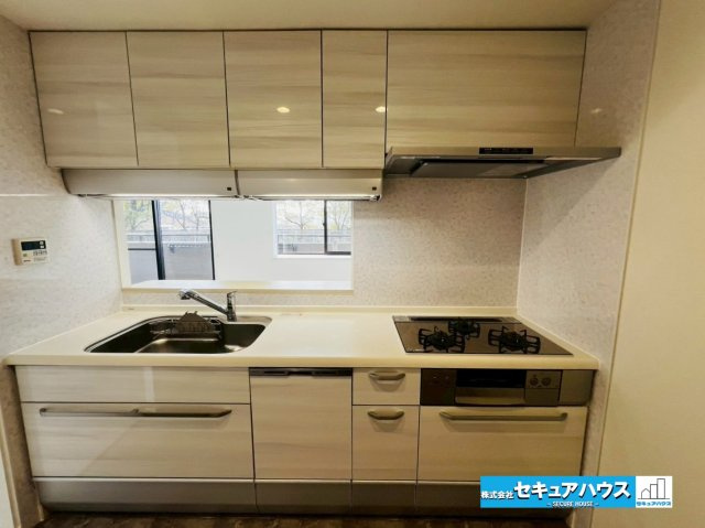 【本日ご案内可能】ダイアパレス日進のキッチン|【キッチン】
◆同時にたくさんの料理が調理できる3口コンロ。「焼く・蒸す・煮る」の工程を同時進行で進めることができるので、料理を素早く作ることができます。
◆食洗機付きのため洗い物の時短に繋がります♪