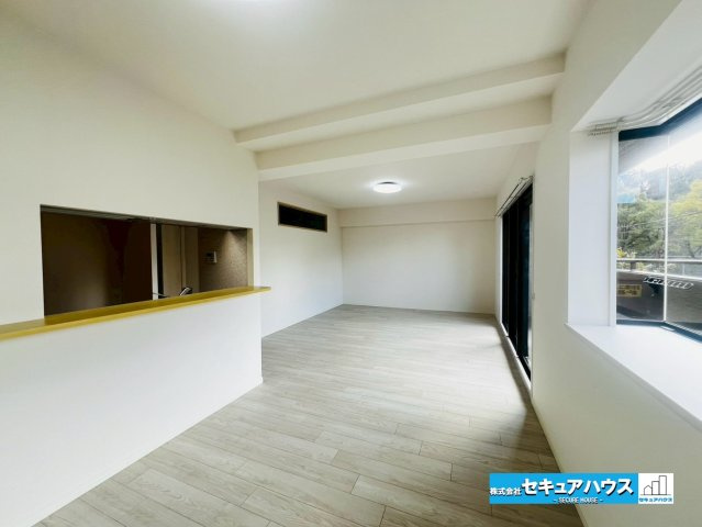 【本日ご案内可能】ダイアパレス日進の居間・リビング|【LDK19帖】
◆通学から帰宅し、リビングルームで会話を楽しむ子ども達。リビングから臨む景色は太陽色に染まり、解放感溢れゆったりとしたひと時を過ごすことが出来る素敵な空間です。　　　　　　　　　　　