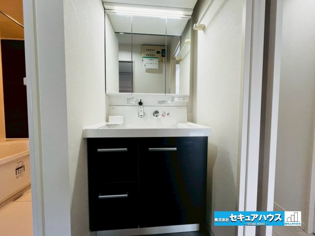 ダイアパレス日進の独立洗面台|【洗面台】
◆鏡の裏にはたっぷりと収納スペースを標準装備！
◆電源を付属しているのでドライヤーなど利用できます。