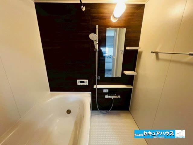 【本日ご案内可能】ダイアパレス日進の浴室|【浴室】
◆アクセントパネルで落ち着きのある雰囲気を演出します。毎日の疲れを癒やすバスタイムをお楽しみ下さい！
◆追い炊き機能を備えたオートバスです。常に温かいお風呂に入ることができます。　　　　　　