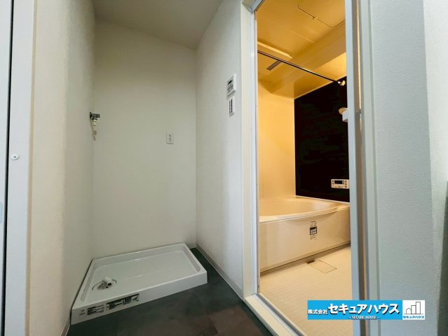 【本日ご案内可能】ダイアパレス日進の洗面所|【洗濯機置場】
◆お風呂横に洗濯機を置けるスペースがございます。
◆高さや幅も充分にあるため、縦型の洗濯機もドラム式洗濯機も設置可能です。　　　　　　　　　　　　　　　　　　　　　　　　　　　　　　　