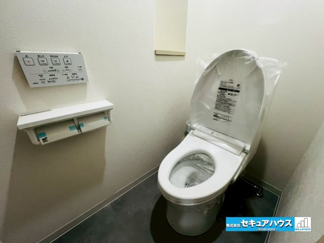 【本日ご案内可能】ダイアパレス日進のトイレ|【高機能トイレ】
◆高機能トイレの多くは便器のフタの開閉が自動であり、使用後に手動で水を流す面倒もなく非常に便利です。スタイリッシュな見た目で、お掃除しやすく、節水効果が高いです。　　　　　　　　　　