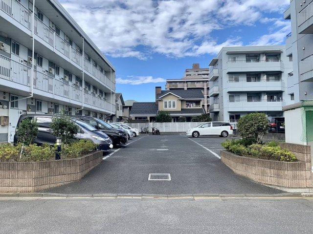 レオパレスLEOWINの駐車場