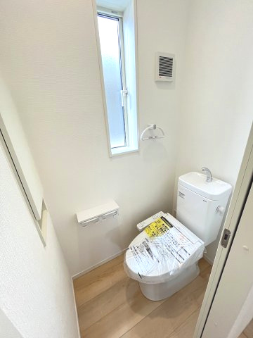 【内装】 | 福岡市早良区有田2丁目第7　1号棟（全4棟）【仲介手数料無料・0円】 | 施工例。2階にもトイレです。施工例は完成時と異なる場合があります。