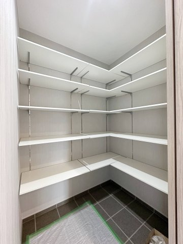 安佐南区上安7丁目 No.10の収納|シューズインクローク☆
可動棚で好きな高さに調整可能！靴だけでなく外で使う用具やお子様のおもちゃなども帰ってきてそのまま収納することができます♪