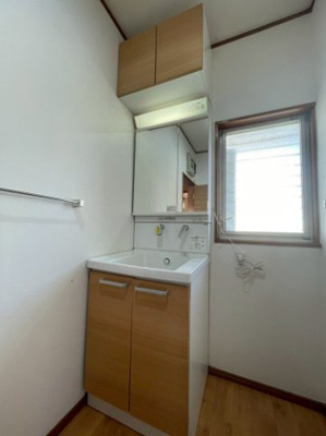 【洗面所】 | 岩槻区宮町2丁目戸建 | 脱衣スペースもあります