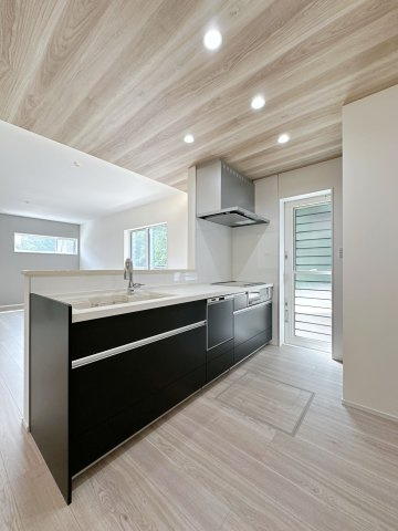 安佐南区長楽寺1丁目 No.4のキッチン|人造大理石天板使用のシステムキッチン☆
人造大理石天板は水垢が付きにくく汚れが落ちやすいのでお手入れも簡単です♪