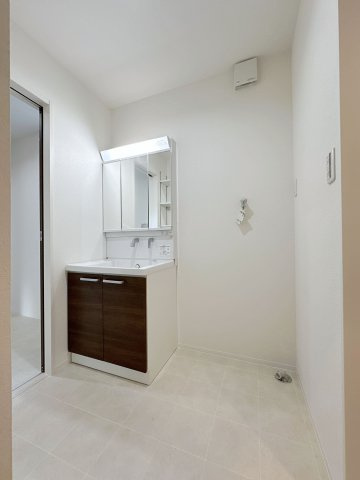 安佐南区長楽寺1丁目 No.4の独立洗面台|シャワー付き洗面化粧台☆
洗面台にシャワー機能が付いたもので、シャンプーなども行える多機能洗面台です。また、顔や手を洗うためだけではなく、シャワー付き洗面台を使えば手洗い洗濯などでも利用できます♪