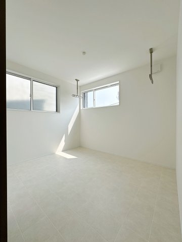 安佐南区長楽寺1丁目 No.4のバルコニー|大人気のサンルーム☆
天気や花粉、虫などを気にせずに洗濯物が干せます♪