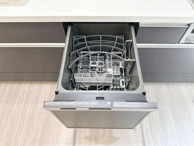 安佐南区長楽寺1丁目 No.4のキッチン|4人から5人分の食器洗浄乾燥機☆
水道代の節約にもなり、家事の時短もできる優れ物です♪
スライド式で上から全体が見えるため食器の出し入れもスムーズです♪