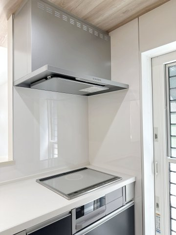 安佐南区長楽寺1丁目 No.4のキッチン|IHクッキングヒーター☆
火が出ないために安全性も高いと考えられます。 さらに、安定した加熱管理制御が容易に行えるため、素材を均一に加熱する料理やスープなどの液体の加熱に適しています♪