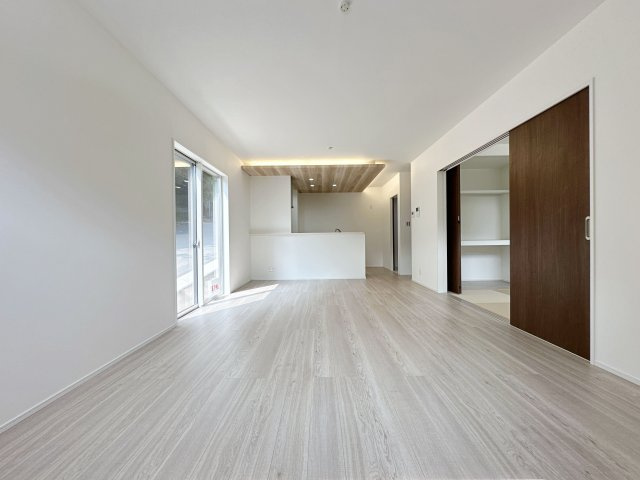 安佐南区長楽寺1丁目 No.4の居間・リビング|18.1帖の広々としたリビング☆
完成済のため365日ご案内可能♪
「今日見たい」にも対応します！