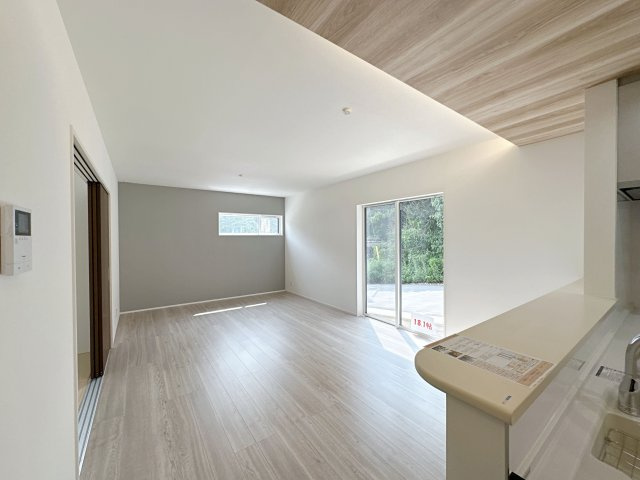 安佐南区長楽寺1丁目 No.4の居間・リビング|18.1帖の広々としたリビング☆
キッチンからはリビング全体を見渡すことができます♪