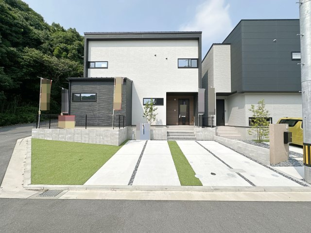 安佐南区長楽寺1丁目 No.4の駐車場|車種により並列3台駐車可能☆
広々とした駐車スペースは来客時なども安心なので気軽に家族や友人を招くことができます♪