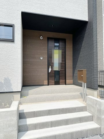 安佐南区長楽寺1丁目 No.4の玄関|防犯カメラ付き玄関ポーチ☆
屋根も付いており、雨が降っても濡れる心配はありません♪