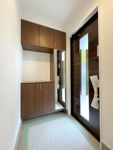 安佐南区長楽寺1丁目 No.4の玄関|玄関ホール☆
姿見付きシューズボックスは大容量の為、靴もたくさん収納が可能です♪