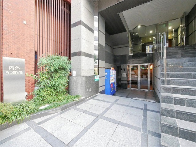 内外うつぼビルのエントランス