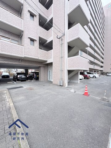 サーパスシティ前原壱番館の駐車場