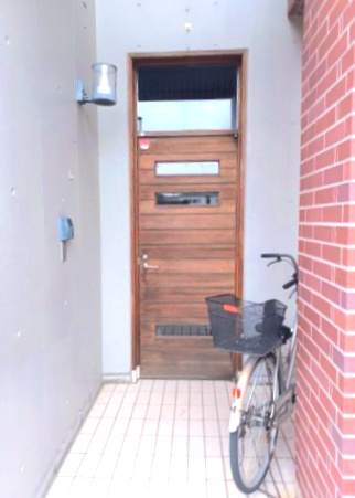 川越市砂　中古戸建の玄関|正面玄関（南側）。正面玄関ポーチは屋根付きのため、ベビーカーやスーツケースなど荷物の一時置き、傘立て置きにも○です。