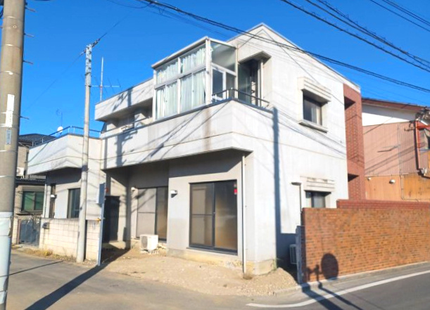 川越市砂　中古戸建の前面道路含む現地写真|周辺には子育て世帯のファミリーが多く住んでいます。