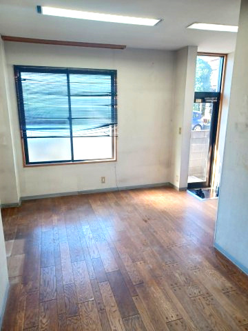 川越市砂　中古戸建の洋室|1F西側玄関に繋がる応接間です。普段利用しているキッチンや洗面台までお客様をお通ししなくても手洗いできる簡易シンク付。ご自身やお子様のご友人を招くスペースとしてのご利用や、事務所用にお勧めです！