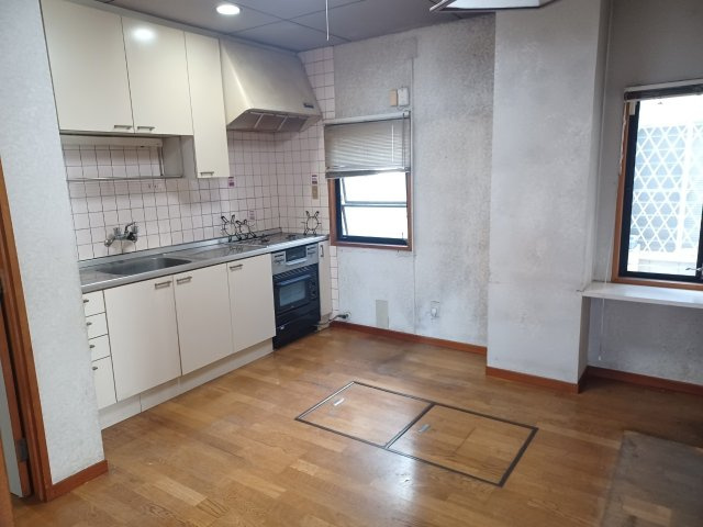 川越市砂　中古戸建のキッチン|1Fダイニングキッチンは玄関ホール、1F洋室、奥階段・洗面浴室トイレにつながる3箇所のドアから出入りができます。