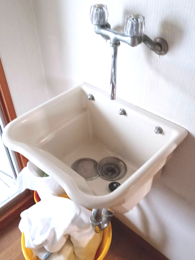 川越市砂　中古戸建の設備|靴洗いやおそうじに便利なスロップシンクも有ります。