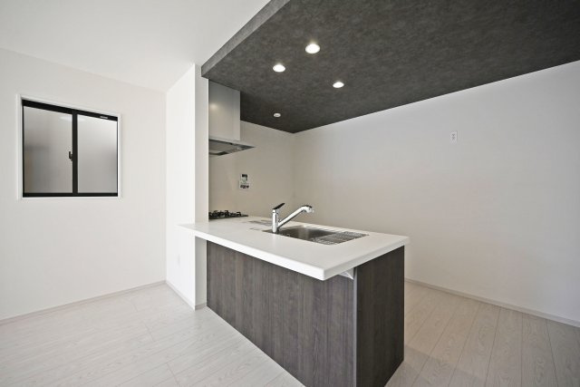 テラシエ寺本3丁目新築一戸建て│4LDK+駐車並列2台可(車種制限有)のキッチン|キッチン上部は折下天井を採用でデザイン性を向上させています。ダウンライトを4基採用し、作業性を確保。