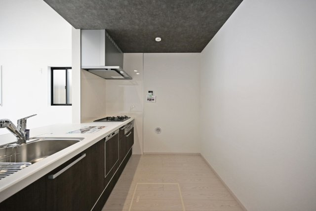 テラシエ寺本3丁目新築一戸建て│4LDK+駐車並列2台可(車種制限有)のキッチン|十分なキッチンスペースを確保しているため、キッチン後方に冷蔵庫やカップボードなどを設置することも可能です。